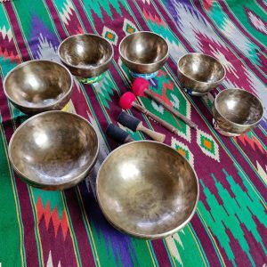Hammered Singing Bowls Chakra Set Tiger Eye (7 bowls) (17-25 cm, 10 kg)