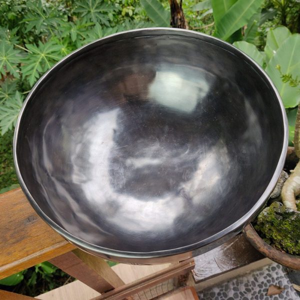 Fullmoon Hammered Singing Bowl - D3 (24 cm, 1.6 kg) - Image 5