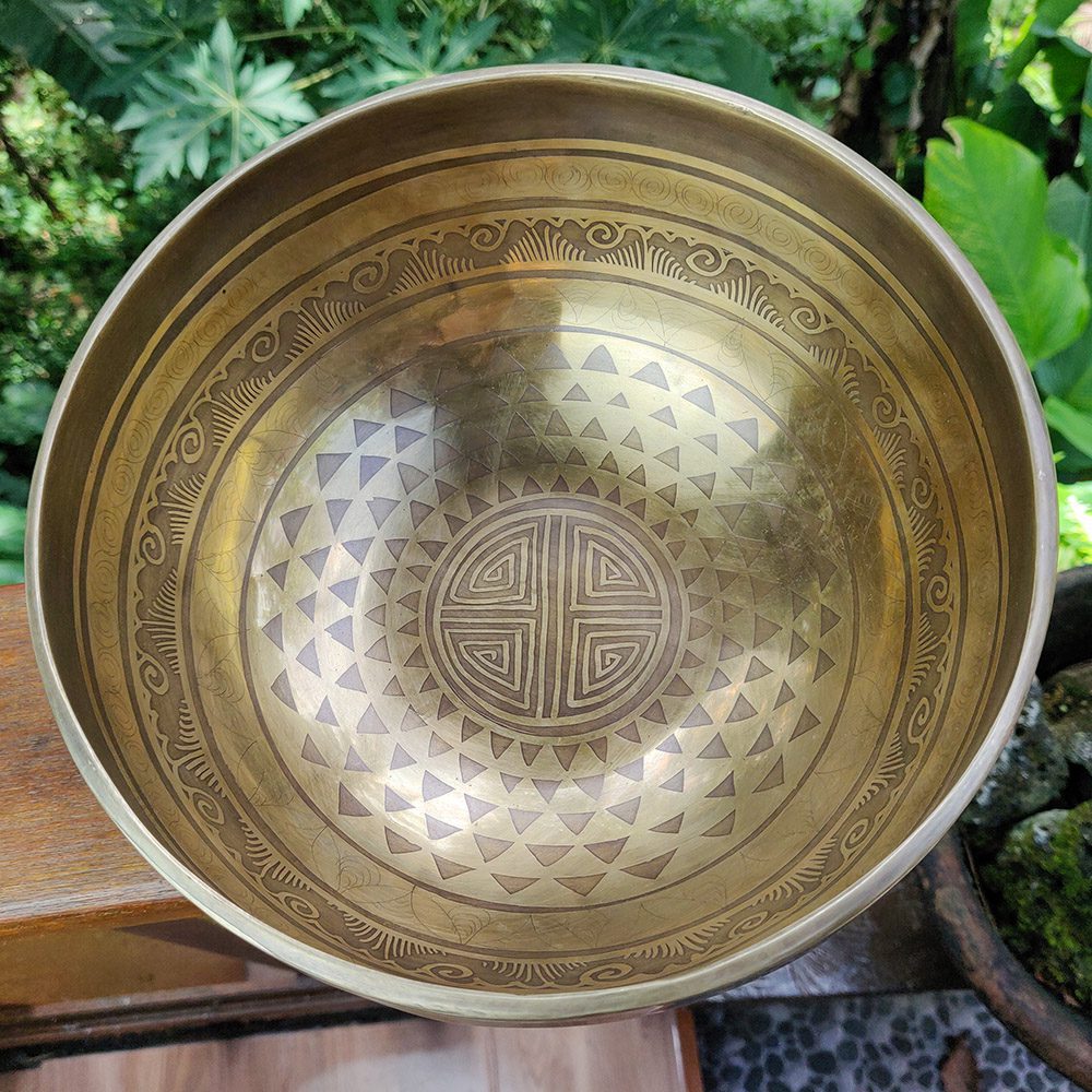 Mandala Yantra Mantra Singing Bowl - F# (20 cm, 1.1 kg) - Image 2