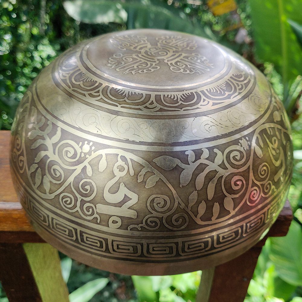 Mandala Yantra Mantra Singing Bowl - F# (20 cm, 1.1 kg) - Image 4
