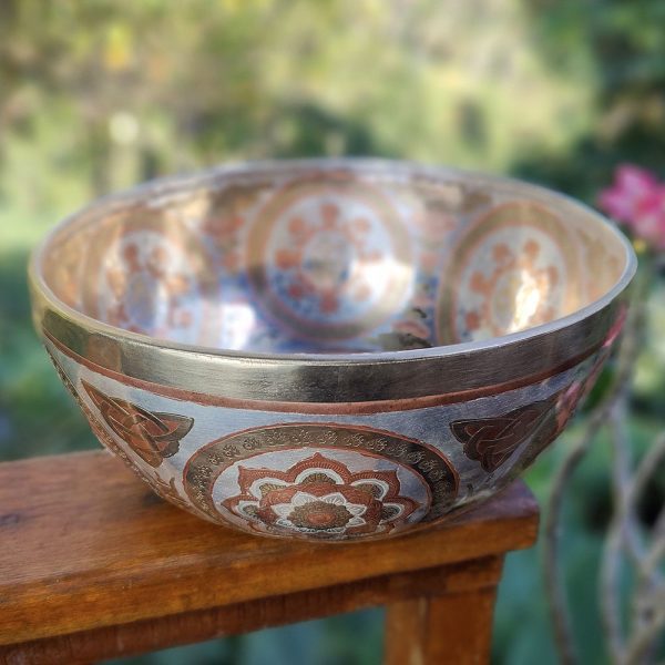 Hammered Gold, Silver & Copper Platted Singing Bowl "Kharachheri (Buddha Of Compassion)" - C (24 cm, 1.4 kg) - Image 4