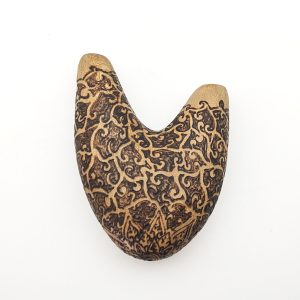 Wooden Kuripe Pipe Burned Pattern "Heart" (Crocodile Wood)