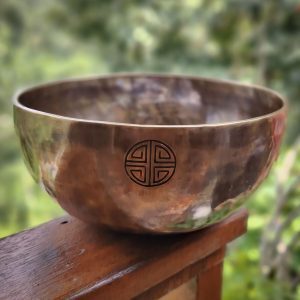 Fullmoon Tiger Eye Hammered Singing Bowl -  D3 (24 cm, 1.6 kg)