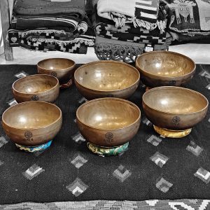 PERFECT FIT Fullmoon Santa Kasa Hammered Singing Bowls Chakra Set (7 bowls) (17-25 cm, 10 kg)
