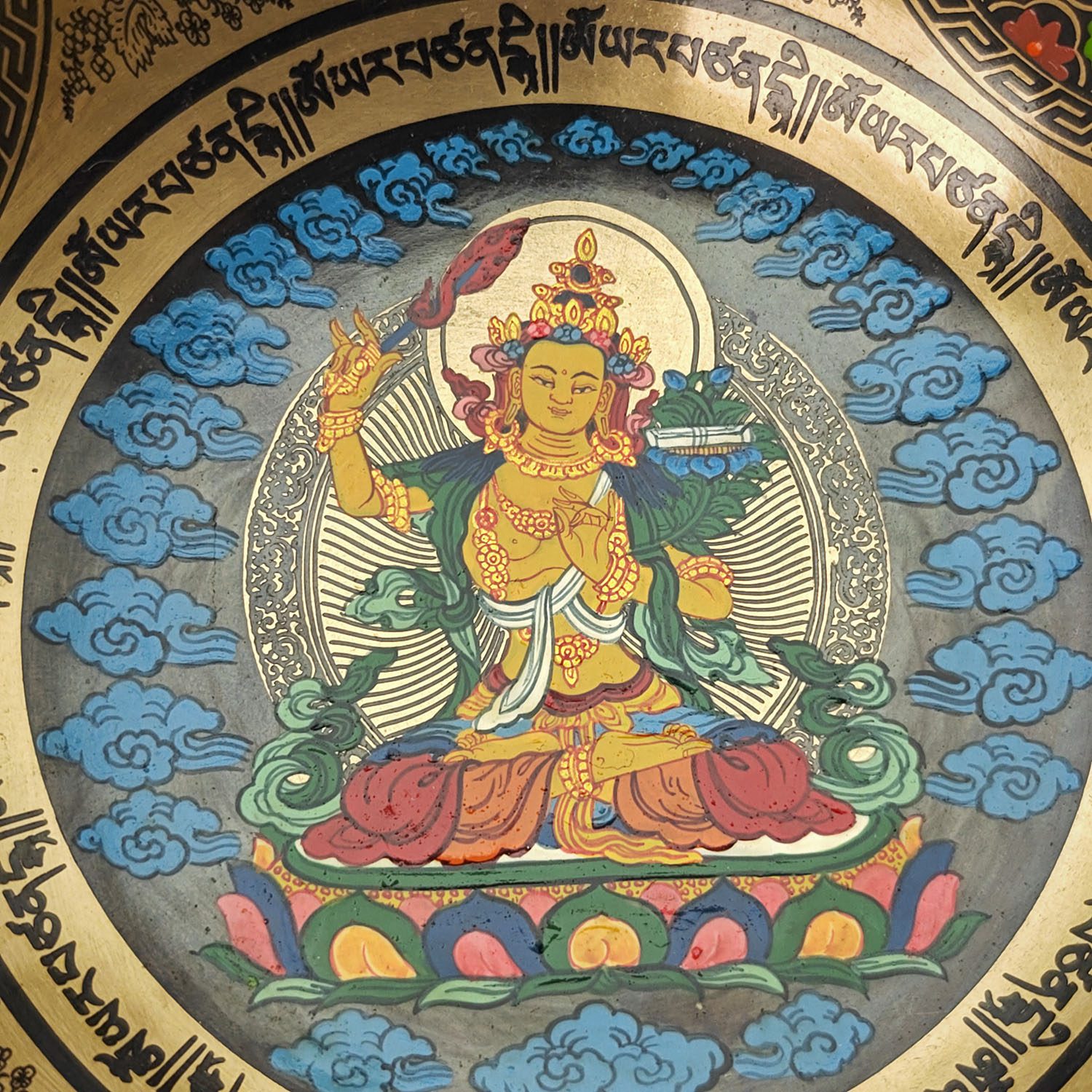 Thangka Hammered Singing Bowl "Chenrezig" - C#4 (17 cm, 1 kg) - Image 4