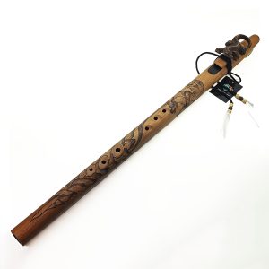 JUANG FLUTES Single Carved Flute "Komodo Dragon" - C4 Minor (432 Hz, 75 cm, Teawood) (+ pouch)