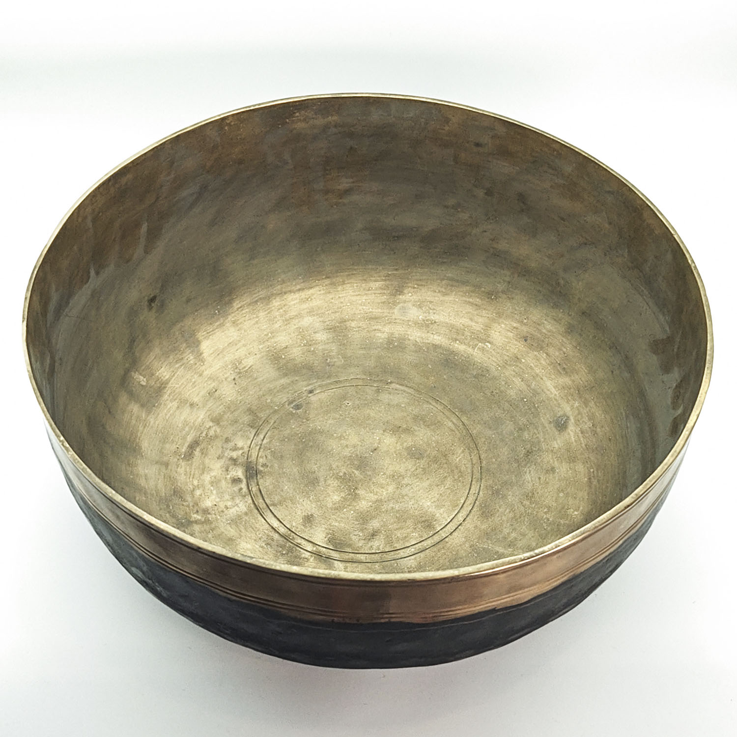 KASA Ultabati Hammered Singing Bowl - C2 (33 cm, 3.5 kg) - Image 3